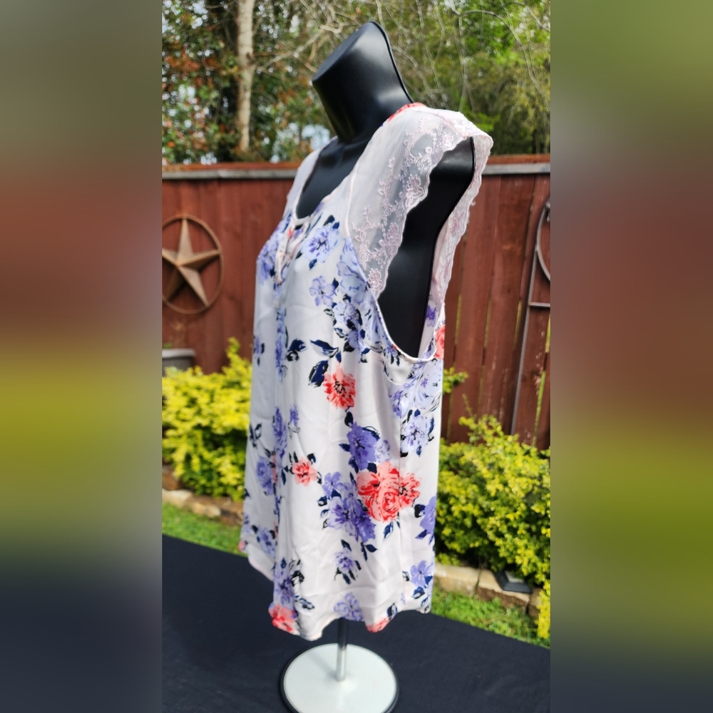 Candie's floral top - Picture 3 of 7
